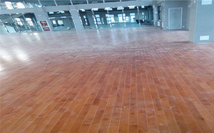 怎么才能讓籃球館運動木地板變亮？