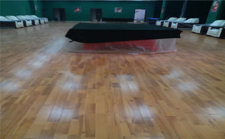 松木羽毛球館木地板怎么保養(yǎng)？