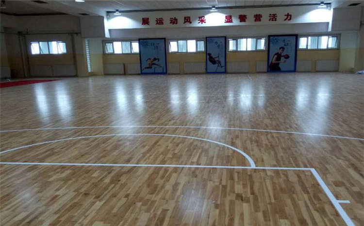 五角楓籃球場木地板怎么翻新？