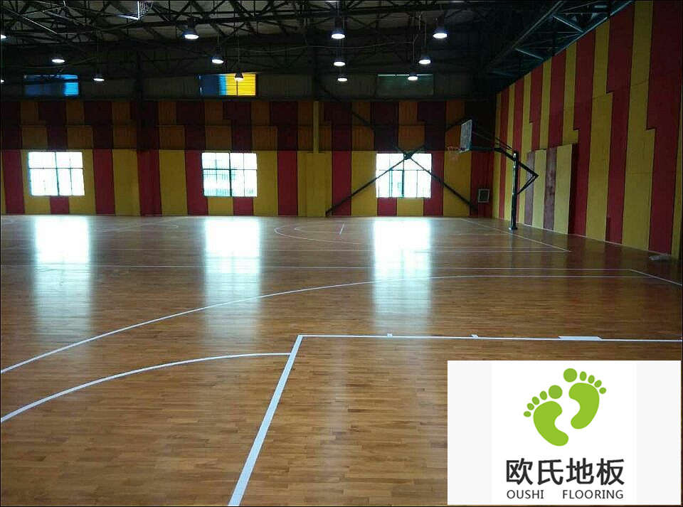 海南三亞師部國興體育俱樂部籃球館木地板竣工