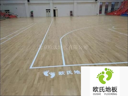 地?zé)嵝偷氖覂?nèi)體育館木地板在施工中的注意事項(xiàng)